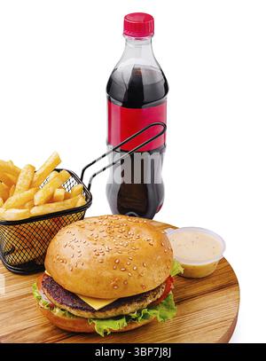 Essen, Ein frisch zubereiteter Burger mit einem Sesambrötchen sitzt auf einem Holzbrett neben knusprigen Pommes Frites in einem Korb. Eine Flasche Cola vervollständigt die Mahlzeit Stockfoto