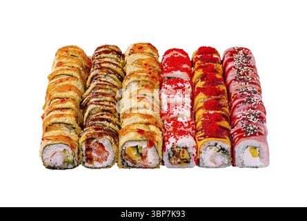 Essen, Eine wunderschön angeordnete Platte zeigt eine Vielzahl von Sushi-Brötchen in lebhaften Farben. Verschiedene Zutaten und Texturen sorgen für eine einladende Präse Stockfoto