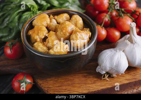 Essen, hausgemachte Hühnerfleischbällchen in Tomatensauce Stockfoto