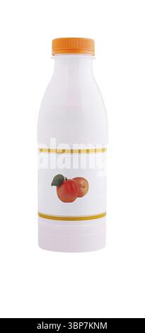 Lebensmittel, Weiße Plastikflasche mit orangefarbenem Verschluss mit Aprikosen auf dem Etikett steht auf weißem Hintergrund Stockfoto