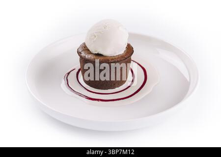 Essen, Schokoladenfondant und eine Portion Eis auf einem weißen Teller Stockfoto