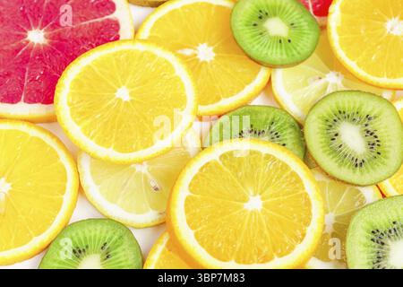 Zitrusscheiben - Kiwi, Orangen und Grapefruits auf weißem Hintergrund. Obstkulisse Stockfoto