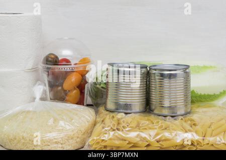 Lebensmittel- und Hygieneartikel während der Pandemie des Coronavirus. Spende Lieferung Lebensmittel. Kopierbereich Stockfoto
