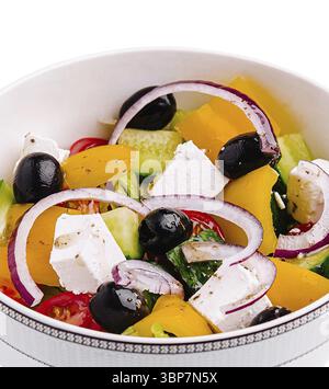 Speisen, Ein lebendiger Salat mit gehackten Gurken, Tomaten, Paprika, Oliven, roten Zwiebeln, und Fetakäse. Das Gericht hebt frische Zutaten hervor, Stockfoto