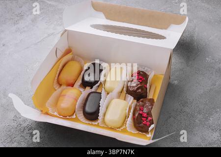 Essen, Orange, Vanille, Schokoladendesserts in Form von Eis-Eis Stockfoto