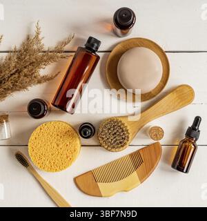 Natürliche Hautpflegeprodukte. Kein Abfall, umweltfreundliche Badezimmer- und Spa-Accessoires auf weißem Tisch. Hell und luftig, Draufsicht Stockfoto