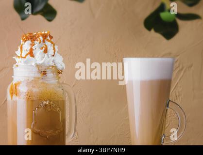 Essen, Karamell Eiskaffee mit Schlagsahne Stockfoto