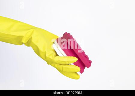Hand mit gelbem Handschuh mit rotem Schwamm zur Reinigung auf weißem Hintergrund Stockfoto
