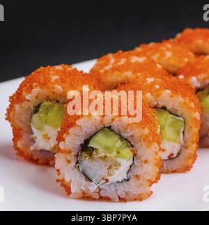 Essen, Makroaufnahme von kalifornischen Maki-Sushi-Brötchen mit Reis Stockfoto