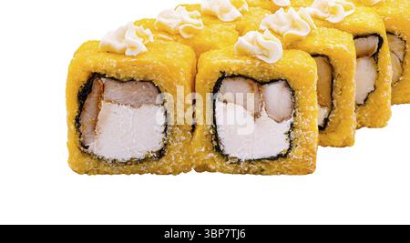 Speisen, farbenfrohe Sushi-Brötchen haben ein leuchtendes gelbes Äußere mit einem cremigen Belag. Diese Brötchen sind mit frischen Zutaten gefüllt und präsentieren eine Appeal Stockfoto