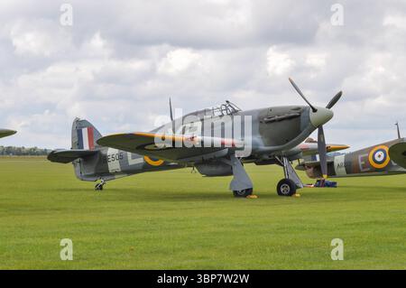 Hawker Hurricane Kampfflugzeug aus dem Zweiten Weltkrieg auf der Duxford Air Show in England. Warbirds und historische Flugzeuge. Stockfoto