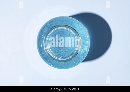 Blaues Bubble Hautpflege-Creme-Gel in einem Glasgefäß, Draufsicht. Textur-Makro für Schönheitsbehandlungen. Draufsicht Stockfoto