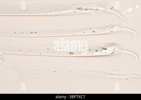 Creme Gel beige transparente kosmetische Probenstruktur mit Blasen auf beigem Hintergrund Stockfoto