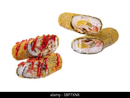 Essen, zwei verschiedene Arten von Sushi-Brötchen zeigen eine knusprige, frittierte Außenseite. Jedes Brötchen enthält eine Mischung aus Meeresfrüchten, Gemüse und Saucen, die Farbe verleihen Stockfoto