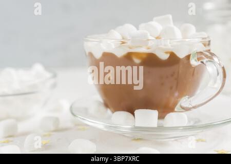 Nahaufnahme einer Tasse heißen, köstlichen Kakaogetränk mit Marshmallows Stockfoto