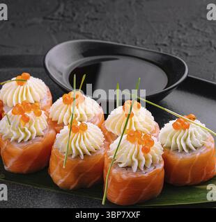 Essen, Sushi-Brötchen mit Lachs und Kaviar Stockfoto