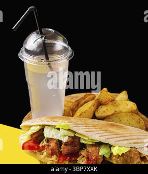 Essen, leckerer Hühnchendöner mit frittierten Kartoffeln auf einem Holztisch Stockfoto