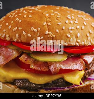 Essen, Speck Burger mit Rindfleisch aus der Nähe Stockfoto