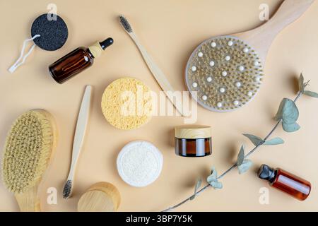Spa-Hintergrund. Naturkosmetik aus biologischem Anbau, umweltfreundliche Badzubehör, Eukalyptusblätter. Hautpflegekonzept auf beigem Hintergrund. Fl Stockfoto