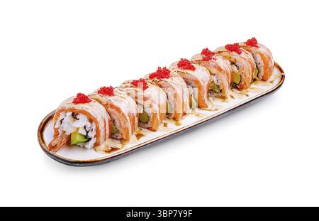 Essen, Eine wunderschön angeordnete Sushi-Platte zeigt eine Auswahl an bunten Brötchen, garniert mit roten Beilagen, die die Kunst des Sushi-Präsenzens hervorheben Stockfoto