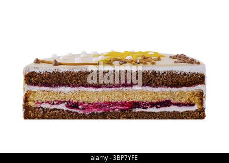 Essen, Stück köstlicher Kuchen mit Schichten Schokoladenschwamm und Sahnefüllung ist auf weißem Hintergrund isoliert Stockfoto