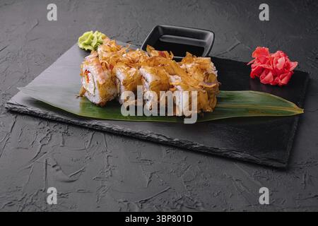 Essen, Sushi Bonito Roll auf dunklem Hintergrund Stockfoto