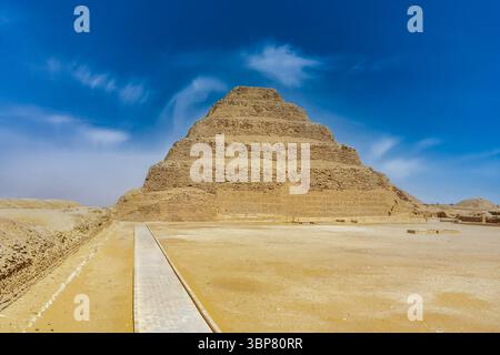 Blick auf die Pyramide von Djoser, auch als Stufenpyramide bezeichnet, Sakkara Stockfoto