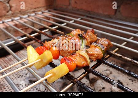 Köstlicher Grill, der auf einem Holzkohleofen gegrillt wird Stockfoto