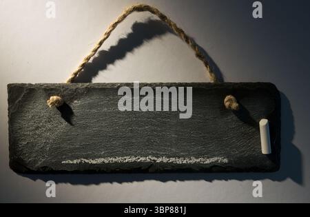 Hängende Tafel auf dunklem Hintergrund Stockfoto