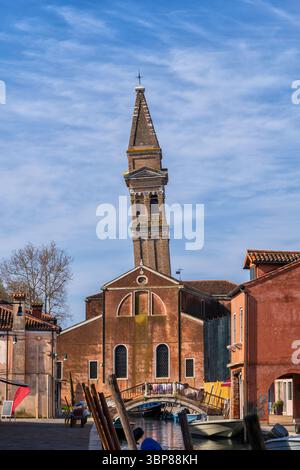 Kirche des Heiligen Martin Bischofs (Chiesa Parrocchiale di San Martino Vescovo) mit schiefem Turm auf der Insel Burano in der Lagune von Venedig, Italien. Stockfoto