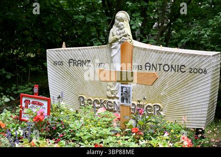Franz Beckenbauer, Grab auf dem Friedhof am Perlacher Forst in München am 6. Juli 2025 / noch immer fehlt die Gravur des Namens von Franz Beckenbauer der im Januar 2024 verstorben ist *** Franz Beckenbauer, Grab auf dem Friedhof Perlacher Forst in München am 6. Juli 2025 noch fehlend der Gravur des Namens Franz Beckenbauer, der im Januar 2024 starb Stockfoto