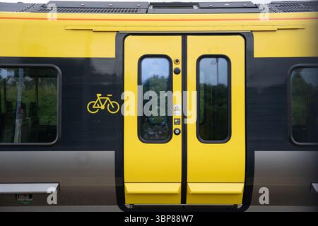 Merseyrail-Zug der Baureihe 777 am Bahnhof Kirkdale in Liverpool mit Radlagerwagen im Juli 2025 Stockfoto