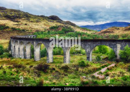 Glenfinnan Viadukt bei dramatischem Sonnenuntergang, schottische Landschaft, Großbritannien Stockfoto