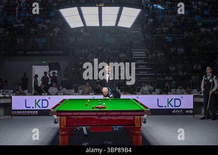 John Higgins in Aktion während des Spiels. Emeishan, China. 6. Juli 2025. Der chinesische Snooker-Spieler Xiao Guodong besiegte den schottischen John Higgins 5-2 beim China·Mount Emei CBSA Snooker Star Invitational in der südwestlichen chinesischen Provinz Sichuan am 6. Juli 2025. Quelle: Liu Zhongjun/China News Service/Alamy Live News Stockfoto