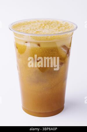 Essen, Karamellkaffee mit Schlagsahne in Plastikglas Stockfoto