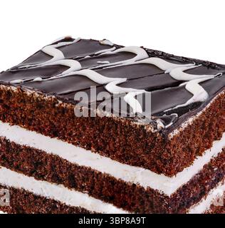 Essen, köstliche Schokoladenkuchenscheibe mit Schichten weißer Creme isoliert auf weißem Hintergrund Stockfoto