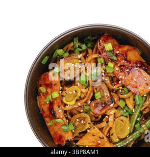 Essen, Blick von oben auf einen köstlichen Pfannenbraten mit Huhn, grünen Bohnen und Karotten in einer Schüssel Stockfoto