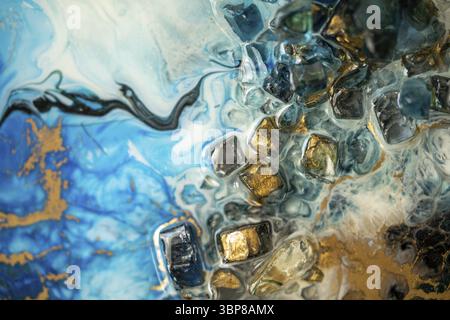 Nahaufnahme von Epoxidharz mit natürlichen Mineralien, Kristallen und Steinen, Malen von Geoden, die lebendige Pigmente und Farben mischen. Die Textur der Epoxidharzwirkung Stockfoto