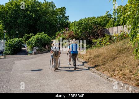 Paris, Frankreich, 07.03.2025. Gruppe von Nordic Walkern entlang der seine an einem sonnigen Sommertag. Stockfoto