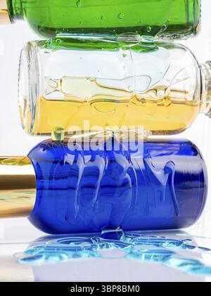 Set aus Glasflaschen mit Tropfer, flüssigem ätherischem Kollagen, Retinol und Teebaumöl oder Serum auf weißem Hintergrund gestapelt. Trendige Kosmetikpräsentation Stockfoto