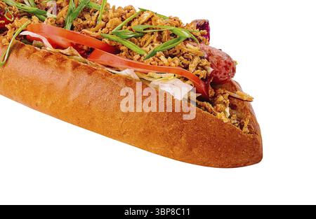 Essen, leckerer Hot Dog mit verschiedenen Gewürzen, isoliert auf weißem Hintergrund Stockfoto