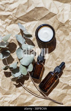 Set aus Naturkosmetikprodukten. Offenes Glas mit Bio-Feuchtigkeitscreme, ätherischem Öl und Gesichtsserum in Tropfflasche. BEAUTY-Produkte IM SPA. Hautpflege Co Stockfoto