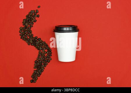 Draufsicht über weiße, ausdruckbare Kaffeetasse auf rotem Backgeound mit Kaffeebohnen Stockfoto