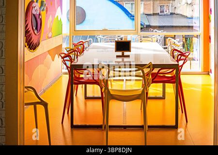 Hellgelb-orange Kinderzimmer für Partys in der Stadt Stockfoto