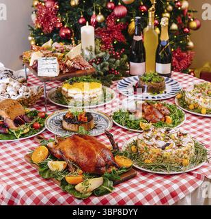 Essen, üppiges weihnachtsessen mit gebratenem truthahn und saisonalen Beilagen Stockfoto
