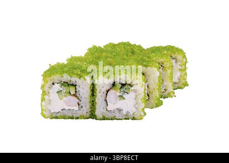 Essen, Sushi-Rollen stehen in einer Reihe, bedeckt mit grünem Tobiko-Reh, mit Zutaten aus Reis, Gurken und Garnelen Stockfoto