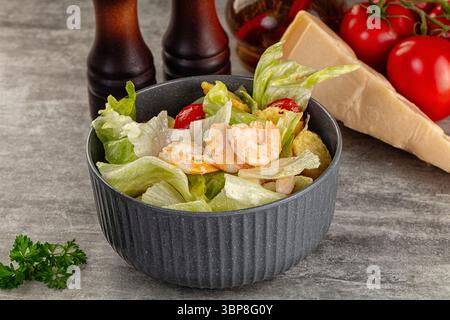 Leckerer caesar-Salat mit Garnelen und Eisberg Stockfoto