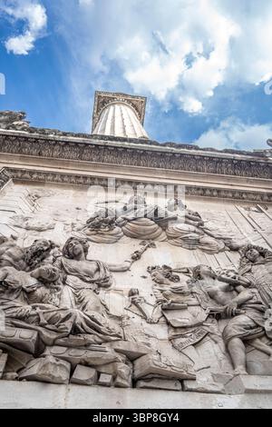 Ungewöhnlicher Flachwinkelblick auf das Monument of the Great Fire of London mit Basrelief und dorischer Säule in der historischen City of London, Großbritannien Stockfoto
