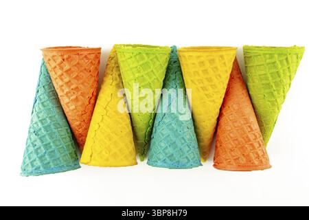 Set aus verschiedenen hellen bunten Eis Waffelkegel auf weiß Hintergrund Stockfoto
