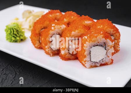 Essen, Makroaufnahme von kalifornischen Maki-Sushi-Brötchen mit Reis Stockfoto